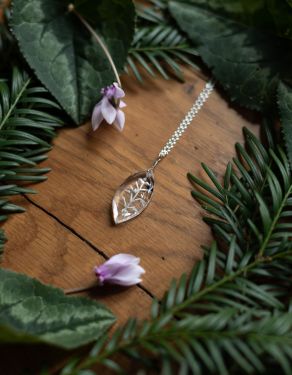 "Glacier Cristal" engraved vintage cristal pendant on silver chain 