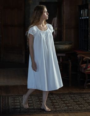 "Cosima" white shift dress with short sleeves