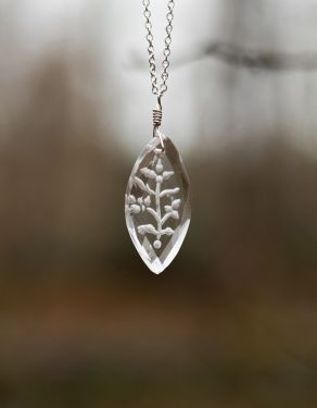 "Glacier Cristal" engraved vintage cristal pendant on silver chain 